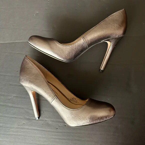 NWOT Jessica Simpson Pewter heels - Picture 8 of 11